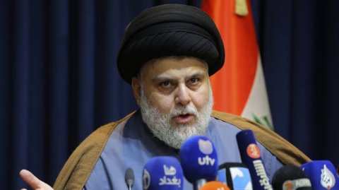 مكتب السيد الصدر يمنع التدخل في السياسة ورفع الشعارات والهتافات باسم التيار